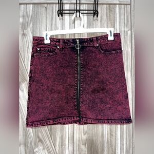 Hot Topic purpleGive your look some edge with this denim skirt featuring a